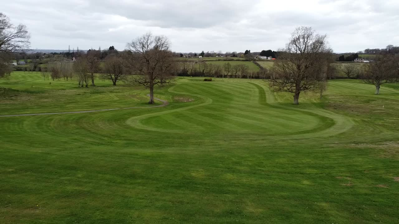 aquí hay una foto de un perro y dos hombres parados en la cima de una colina en inglaterra.