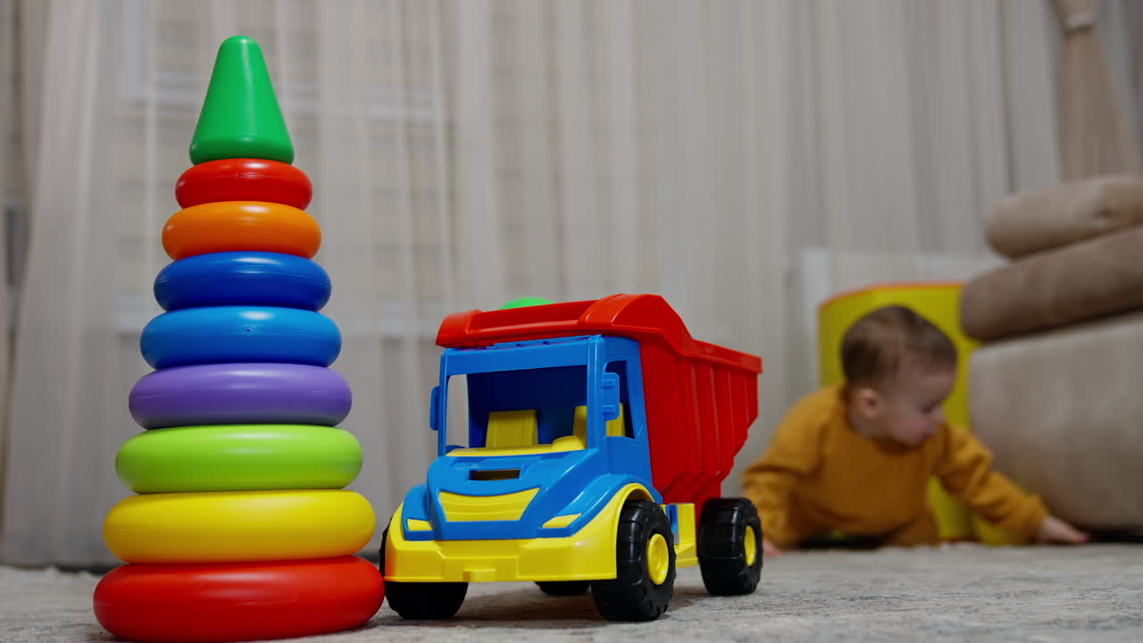 다채로운 장난감 으로 놀고 있는 아기