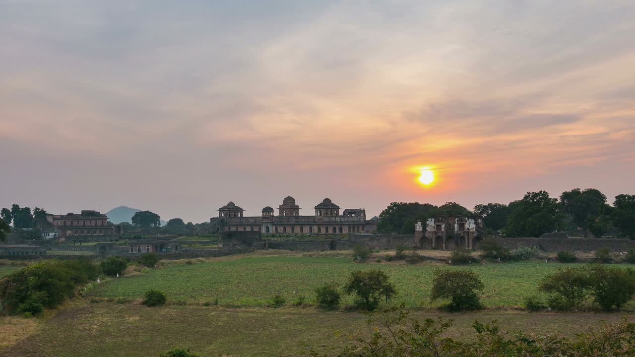 Timelapse Mandu India, rovine afghane del regno islamico, monumento moschea e tomba musulmana. Cielo colorato all'alba.