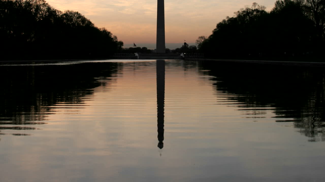 워싱턴 기념탑은 워싱턴 dc 3의 다채로운 하늘을 배경으로 윤곽이 그려져 있습니다.