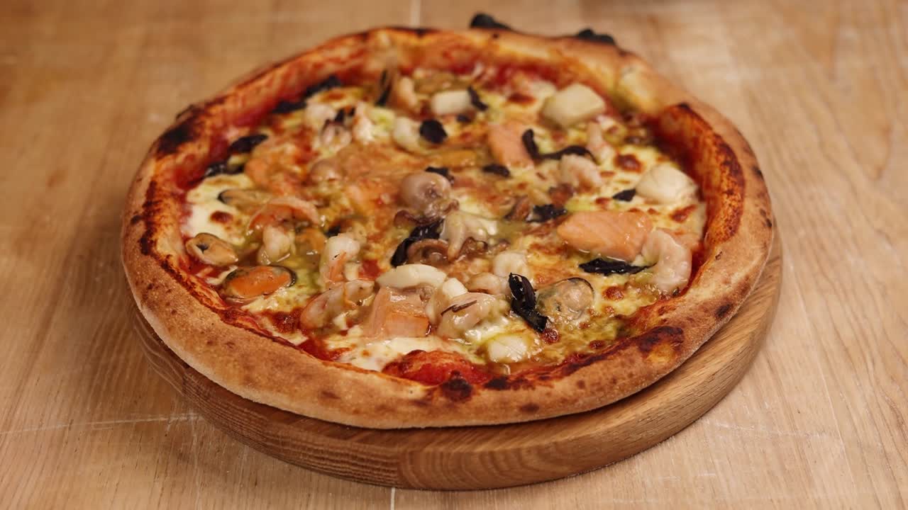 해산물 피자가 준비되고 있다