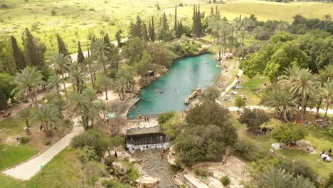 nir david kibbutz cerca del valle de beit shean con el río, vista aérea