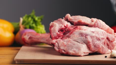 carne cruda en una tabla de cortar