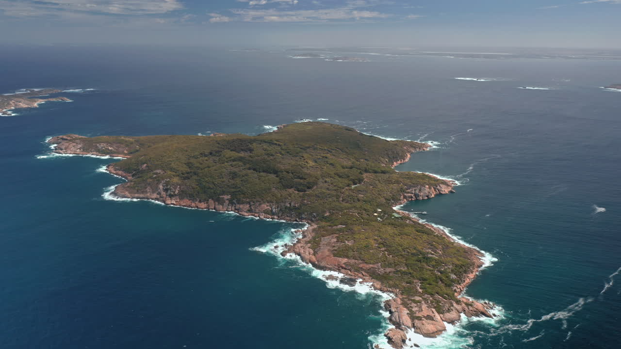 호주 남서부의 화창한 날, 나무가 우거진 섬의 공중 전망 - 접근, 드론 샷