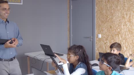 maestro positivo que da pastillas a los alumnos