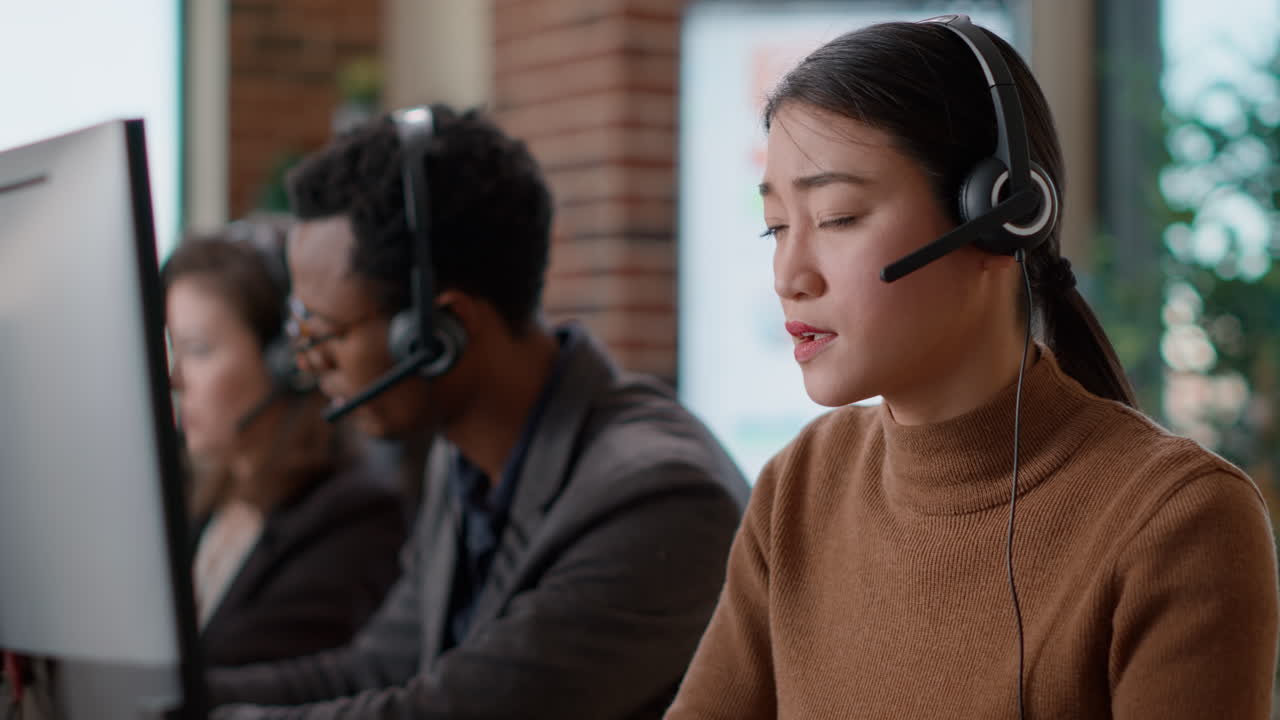 Operator telemarketing menggunakan headset untuk memandu klien