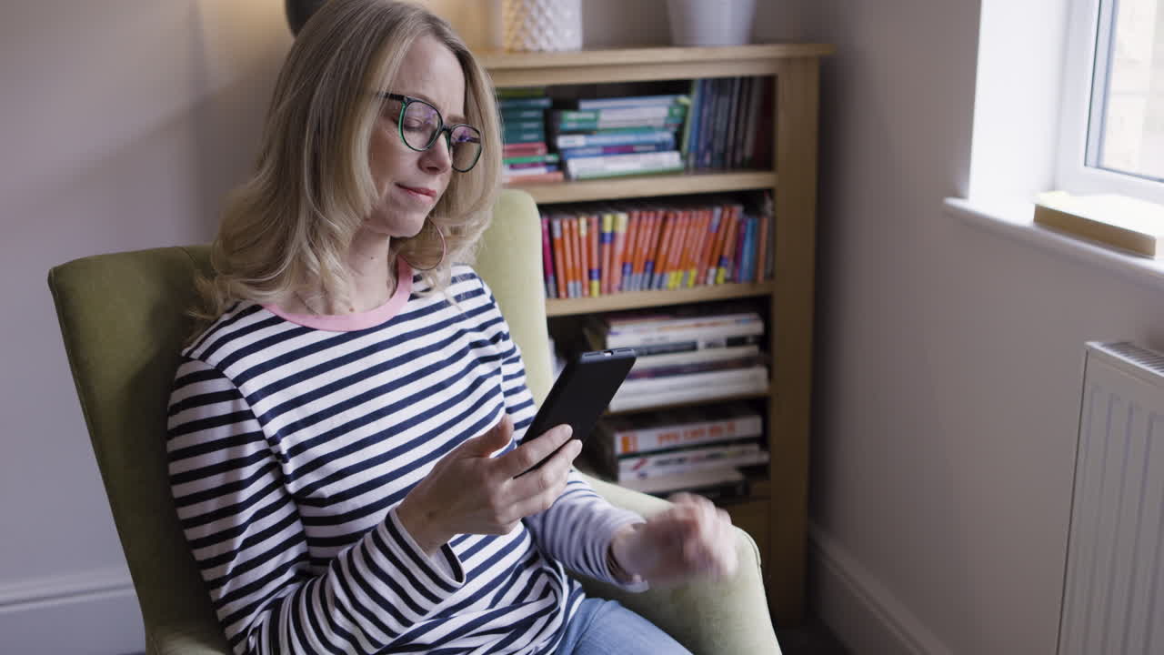 mujer sentada en el sillón en casa