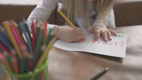 Pequeña-Hija-Dibujando-Una-Tarjeta-De-Felicitación-Para-Papá