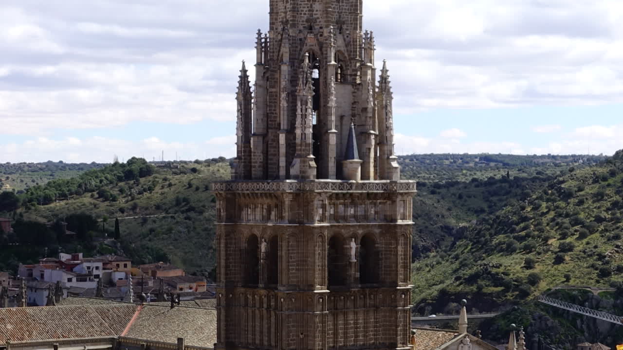 İspanya. Toledo'daki Santa Maria Katedrali. Hızlandırılmış çekim. Toledo Başpiskoposluk Meryem Ana Katedrali. Hızlandırılmış çekim.