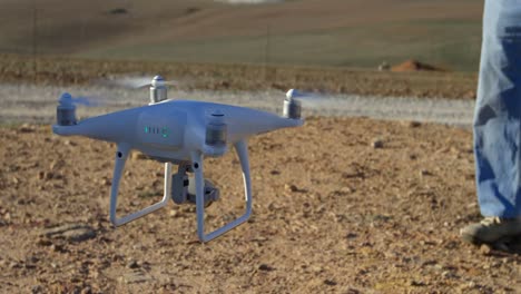 ingeniero masculino que opera un avión no tripulado en el parque eólico 4k