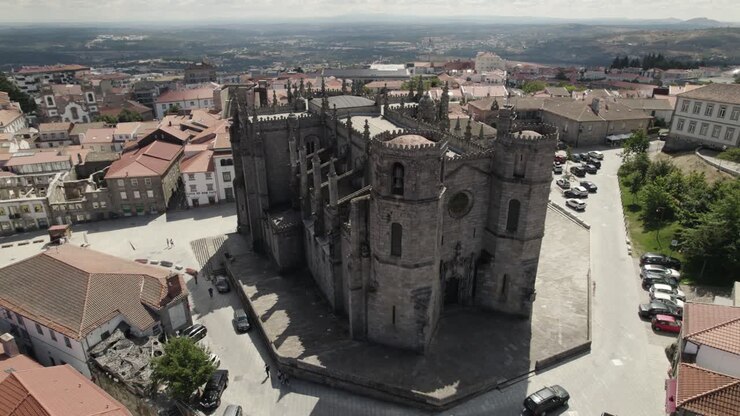 Una splendida cattedrale gotica decorata con 2 campanili, vista dall'alto - Guarda, Portogallo
