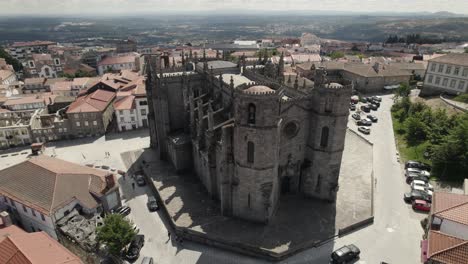 Una-Maravillosa-Catedral-Gótica-Decorada-Con-2-Campanarios-Se-Ve-Desde-El-Aire---Guarda,-Portugal
