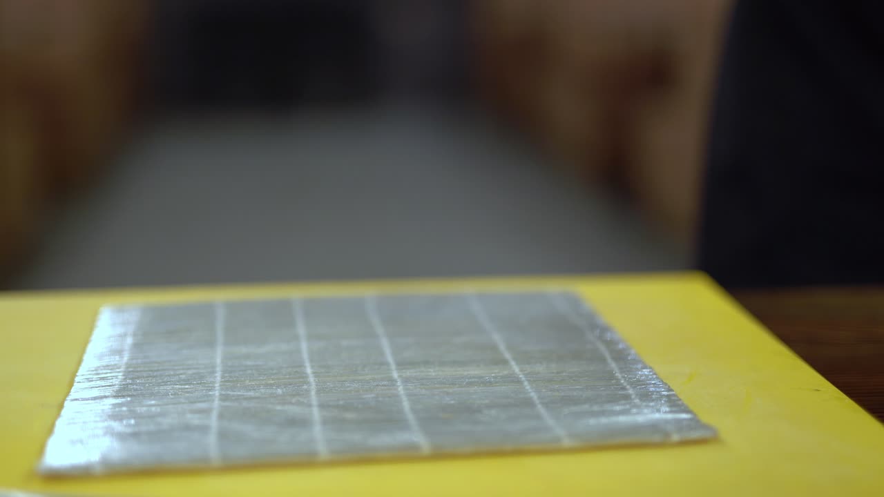 필라델피아 스시 롤이 요리사에 의해 절단되는 클로즈업 비디오