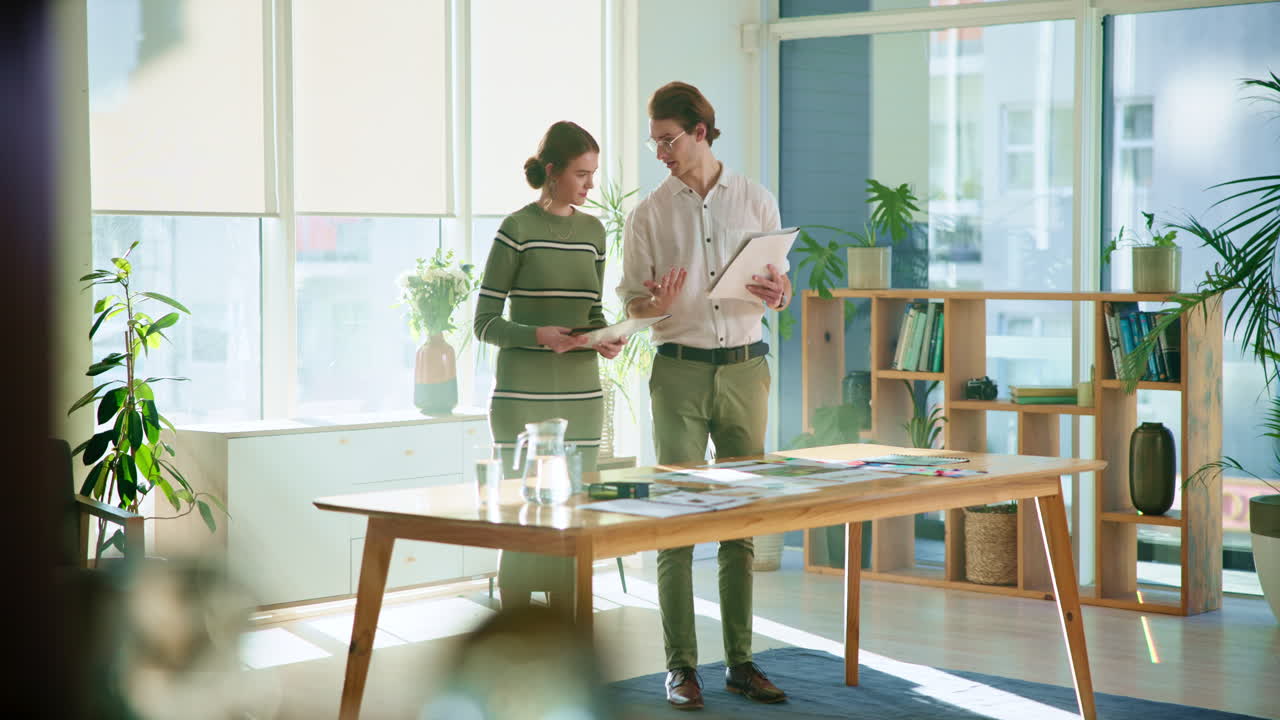 pessoas de negócios a encontrar-se num escritório moderno.