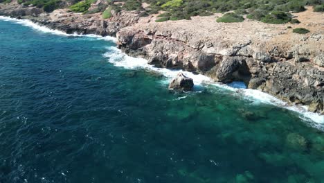 Malerische-Wellen,-Die-Auf-Den-Felsen-An-Der-Zerklüfteten-Küste-In-Der-Nähe-Von-Sa-Coma-Auf-Mallorca,-Spanien,-Krachen