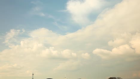 Lapso-De-Tiempo-De-Nubes-Gruesas-Y-Esponjosas-Que-Se-Forman-Contra-Un-Cielo-Azul-Con-Agitación-De-Una-Manta-Creciente-Y-Decreciente-De-Gotas-De-Agua-Agrupadas-En-El-Aire-Que-Crean-Un-Paisaje-Y-Una-Decoración-Cinematográficos-Dramáticos