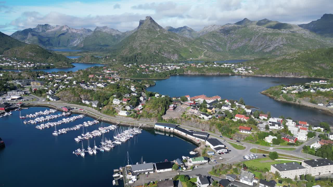 노르웨이 로포텐 섬의 svolvaer 항구와 마을 - 공중 4k 순환