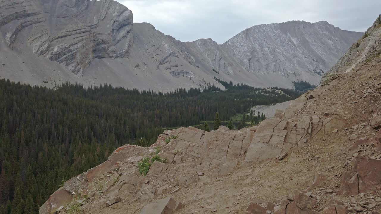 los excursionistas en el valle del sendero de montaña siguieron kananaskis alberta canada