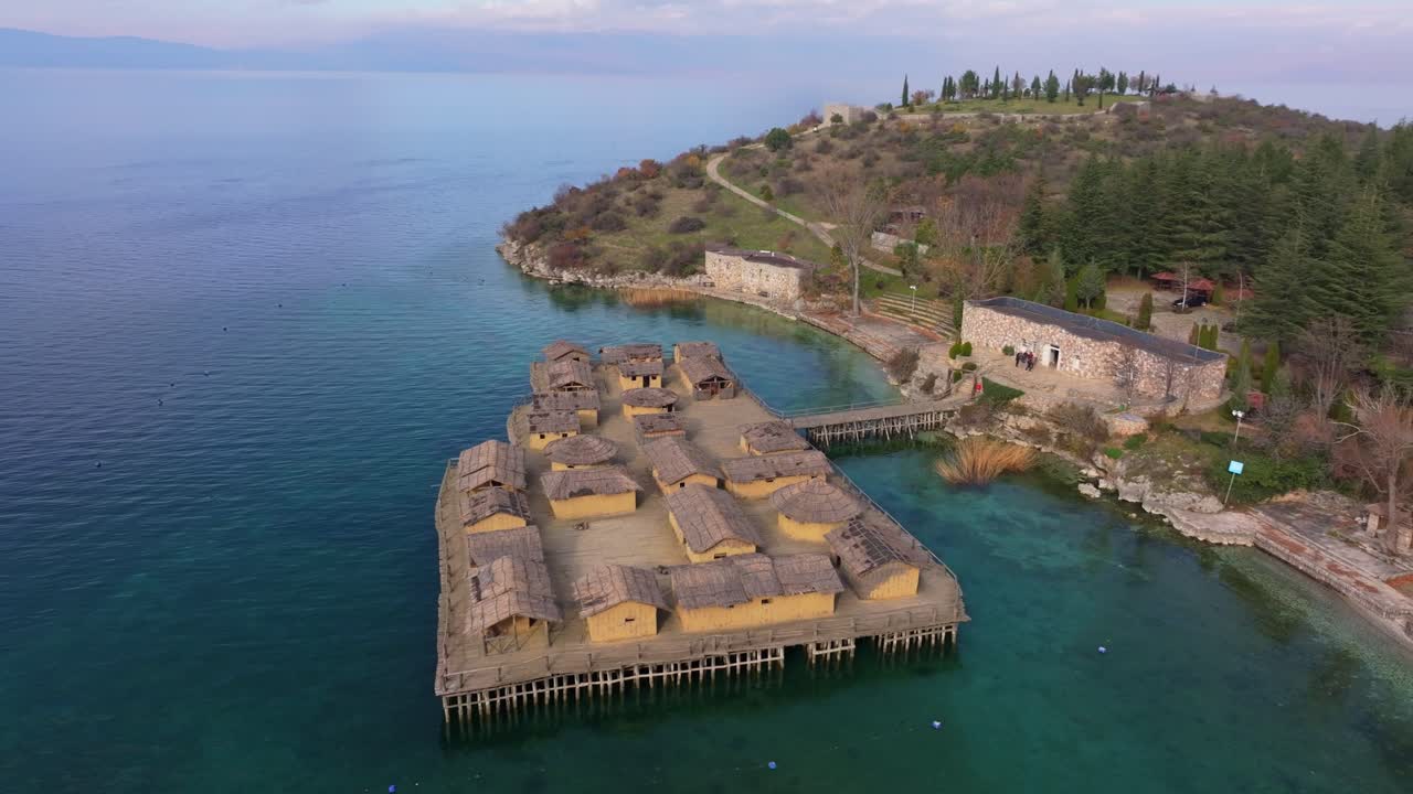 Ripresa con drone del suggestivo Museo della Baia delle Ossa, Ohrid, Macedonia del Nord