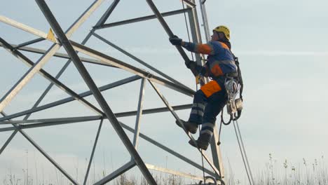 Ingeniero-Eléctrico-Con-Trabajo-Peligroso-Sube-Al-Pilón,-Usando-Arnés-De-Seguridad