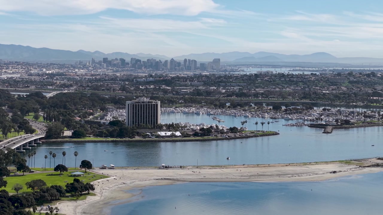 Decollo di un aereo dall'aeroporto SAN di San Diego. Il centro visto da Mission Bay. California meridionale, destinazione turistica della costa occidentale. Meta di vacanza estiva molto popolare.