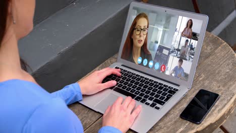 mujer hablando en una reunión de video en su portátil