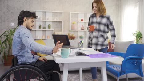 Behinderter-Teenager,-Der-Einen-Rollstuhl-Benutzt,-Lernt-Zu-Hause.