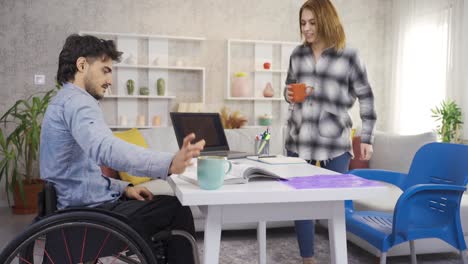 un adolescente discapacitado que usa una silla de ruedas está estudiando en casa.