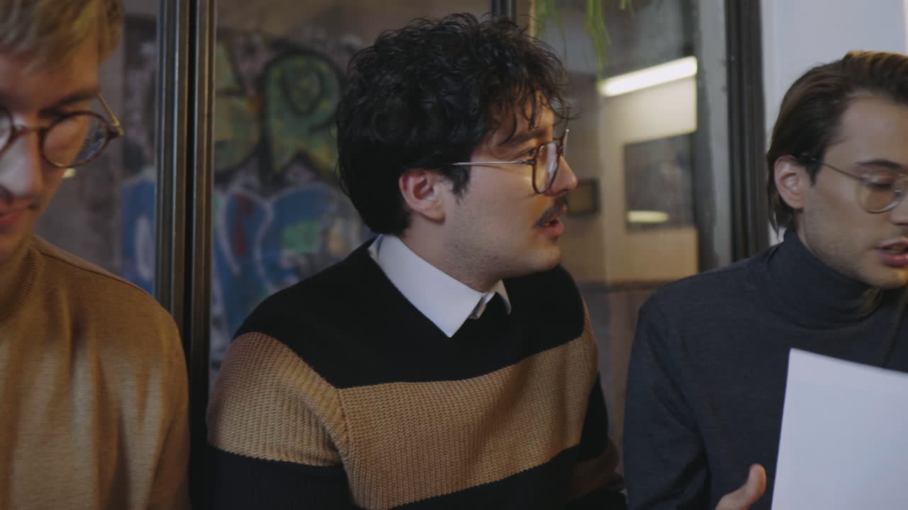 카페에서 문서로 일하는 사업가