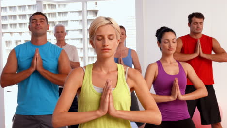 clase de yoga en el estudio de fitness