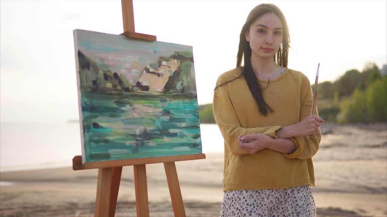 해변 에 바다 풍경 을 그리는 여자