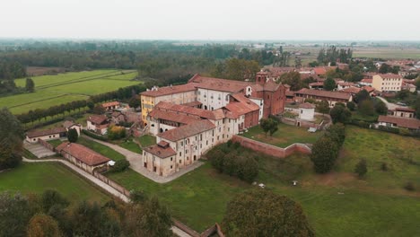 Disparo-Con-Dron-Momento-De-Retroceso-De-La-Abadía-De-Morimondo-En-La-Llanura-De-Lombardía