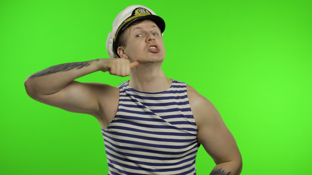 el joven marinero está enojado y muestra una pelea de puños. un marinero en chaleco de marinero