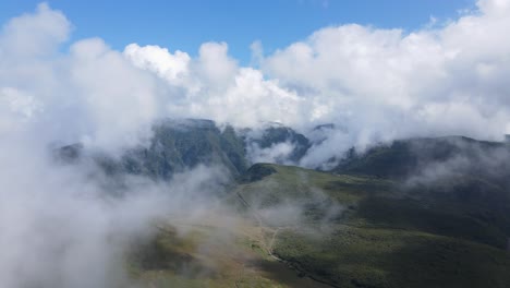 las nubes se mueven sobre las montañas, mostrando un hermoso paisaje