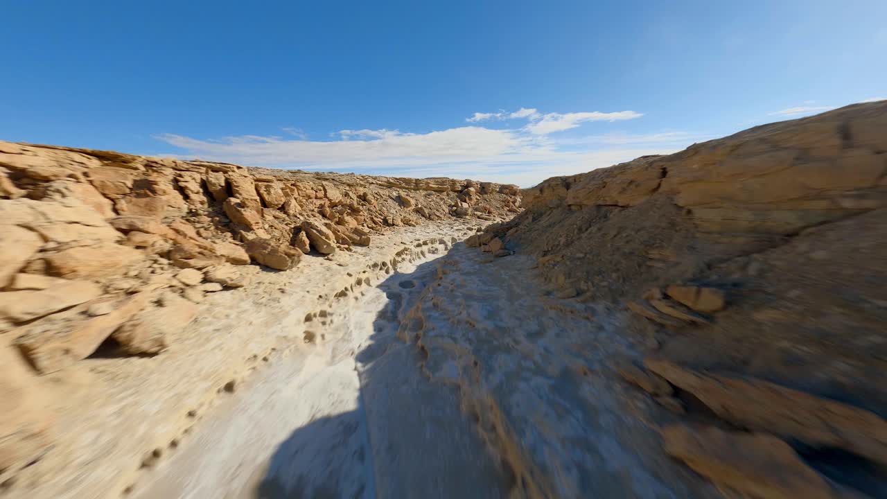 Passagem de drone FPV sobre Factory Butte nas colinas e cânions.