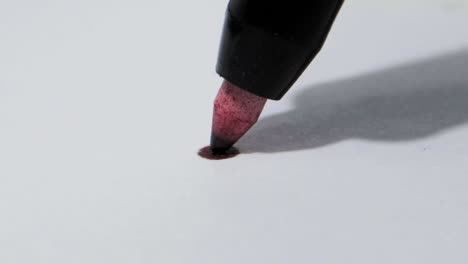 marcador rojo dibujó la línea y la tinta esparcida en el papel de primer plano