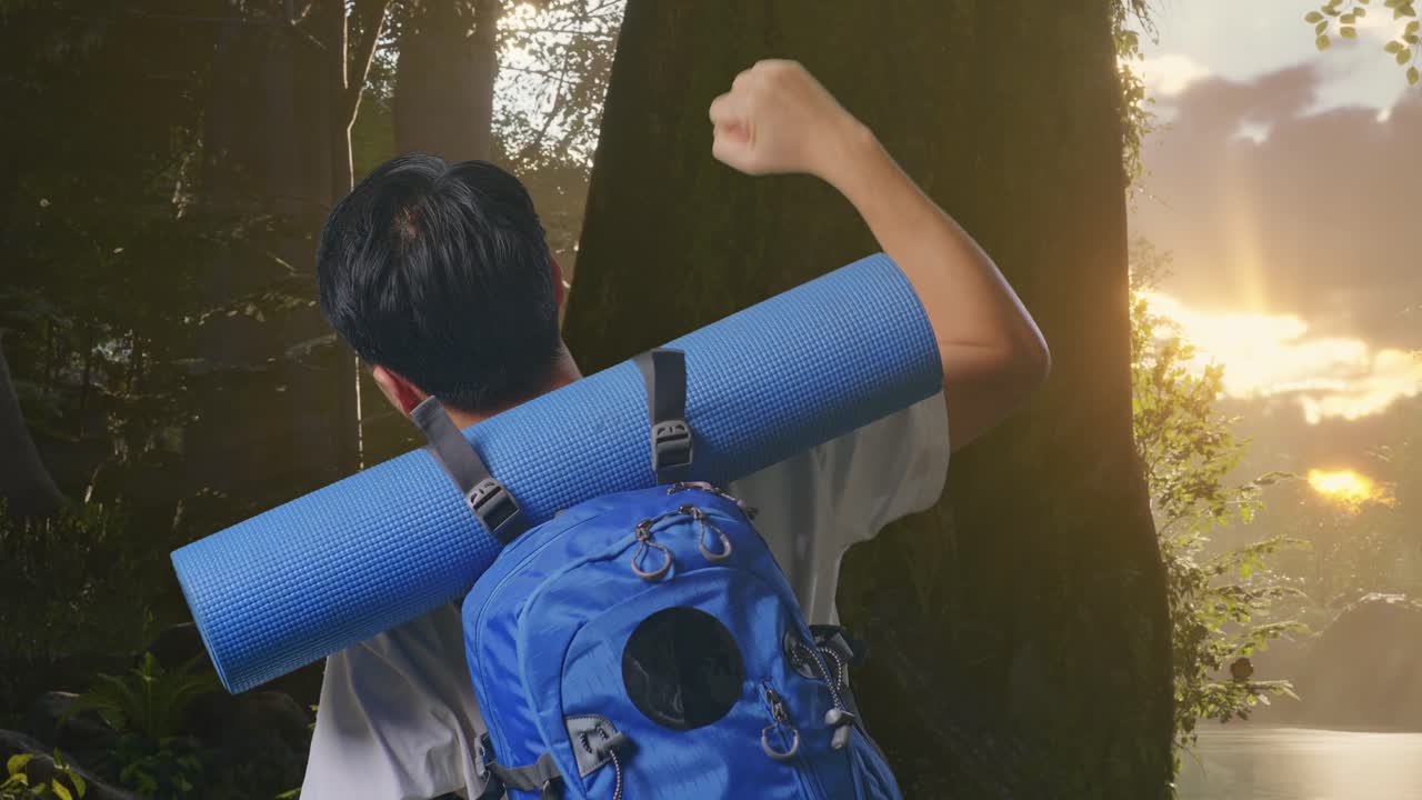 해가 뜨면 숲에서 산책하는 남자