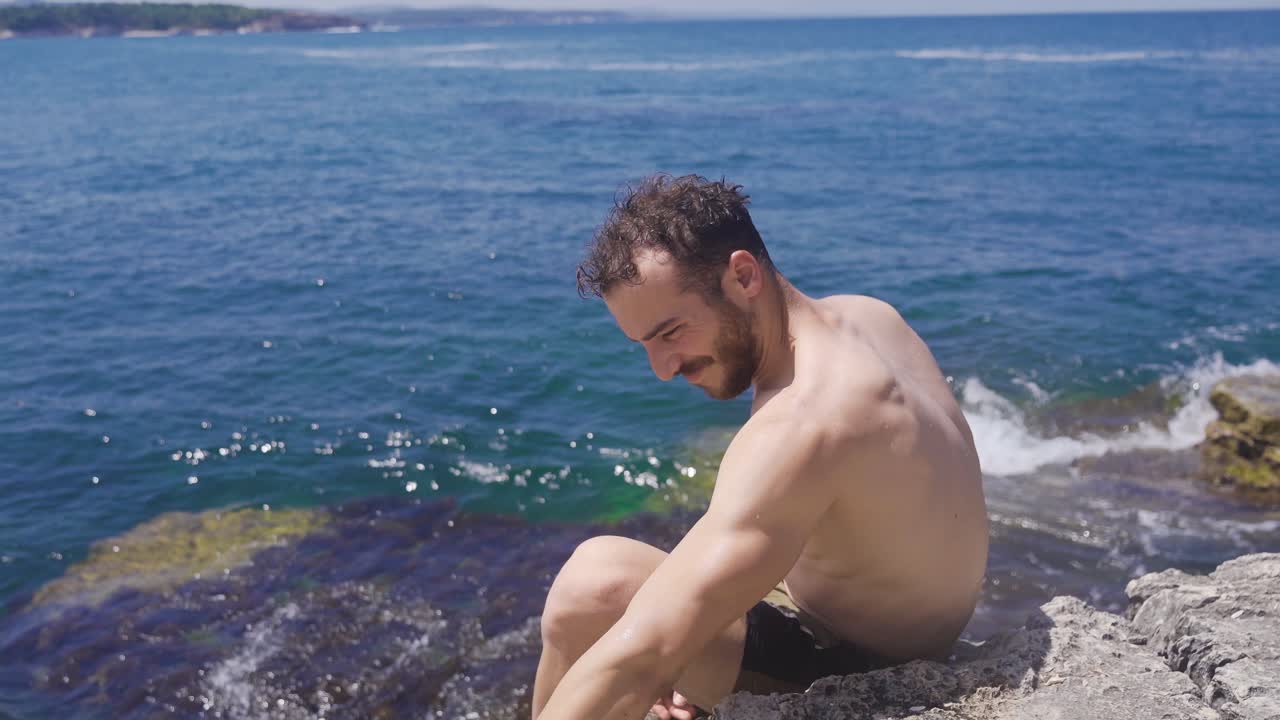 un joven enojado en el mar.