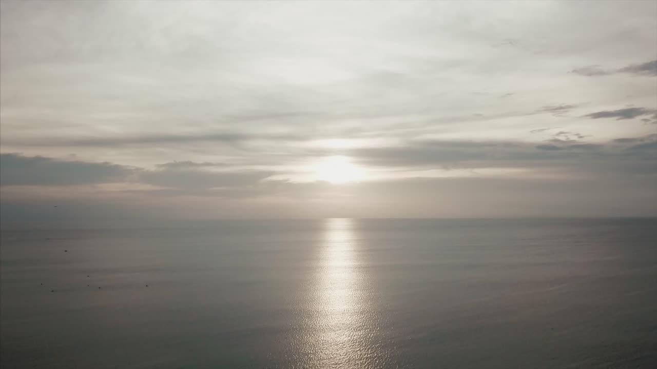 puesta de sol sobre el océano