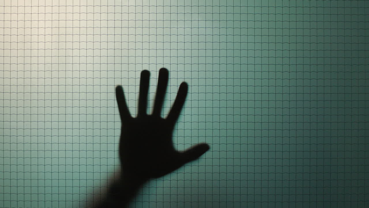 manos en la ventana escape dramático con luces de la policía parpadeando miedo y concepto de peligro