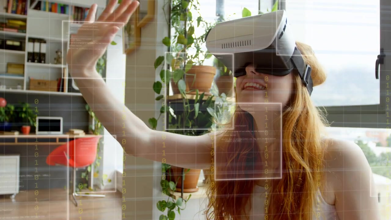 Donna che indossa un visore VR, attivando l'HUD, allungando la mano e manipolando i controlli VR per una demo tecnologica.
