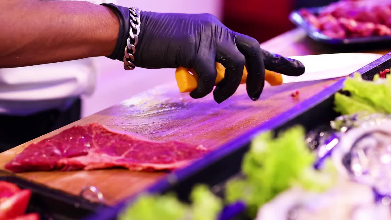 Kok hakker dygtigt kød på natmarked