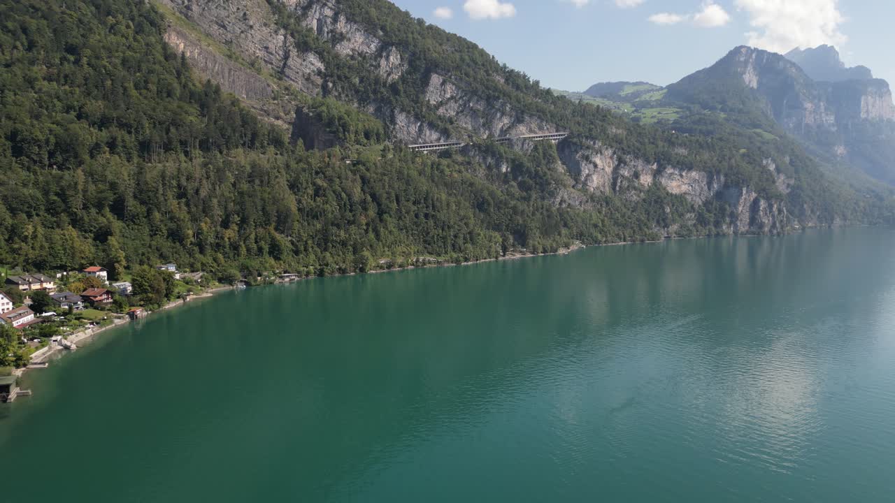 un viaje asombroso a través del lago walensee, con sus aguas verdes, pueblos pintorescos y impresionantes vistas a las montañas