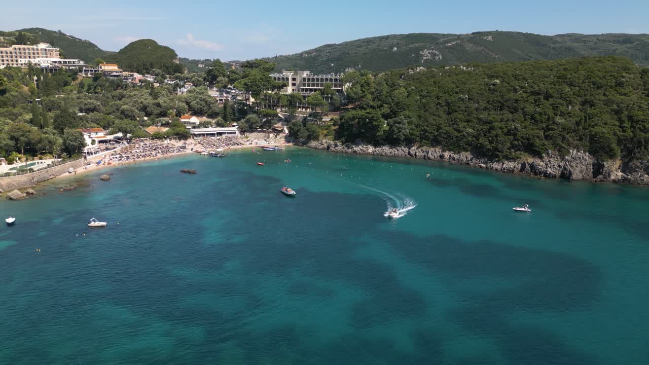 playa de paleokastritsa - filmación cinematográfica del establecimiento de drones