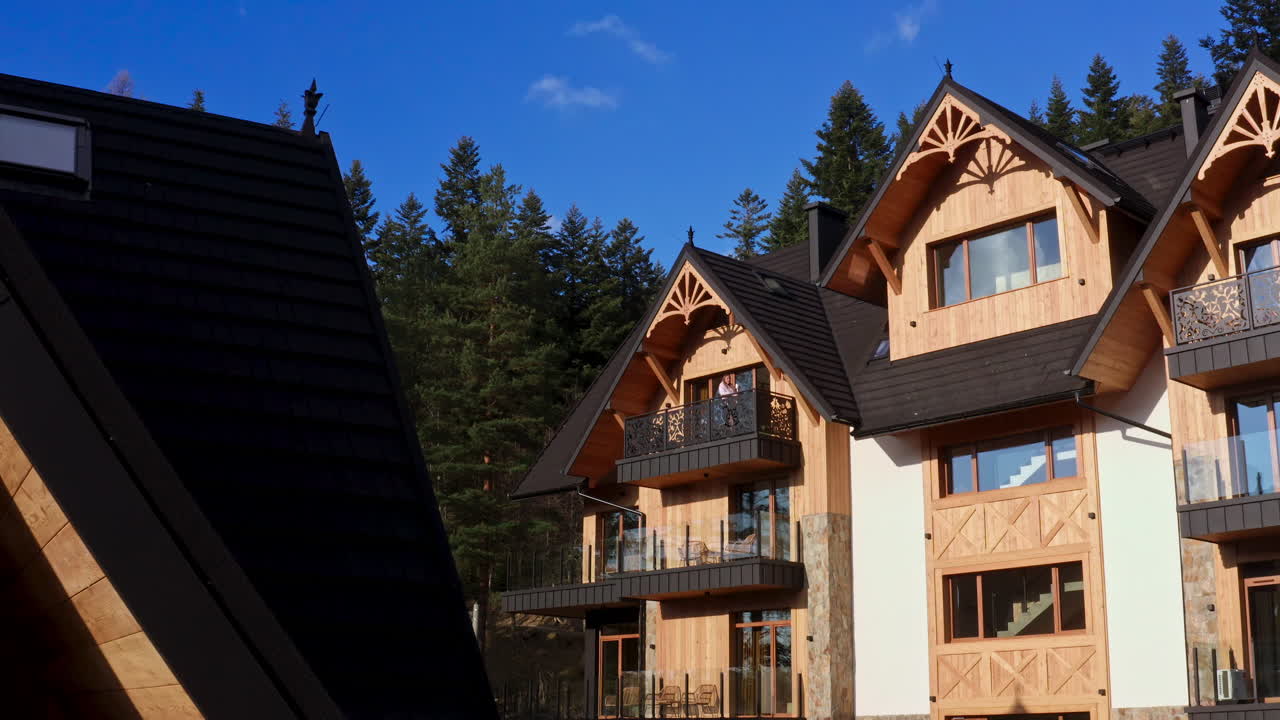 Chalets en bois dans le complexe thermal de Jaszczurówka à Zakopane, Pologne. Prise de vue en contre-plongée.