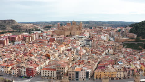 Wunderschöner-Luftblick-Auf-Die-Kirche-Santa-Maria-La-Mayor,-Stadt-Alcaniz,-Spanien