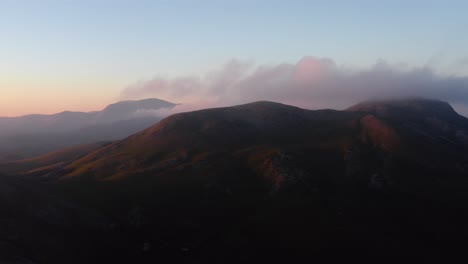 Dünne-Wolken-Verdecken-Kurz-Nach-Sonnenuntergang-Den-Gipfel-Eines-Berges-Im-Mavrovo-nationalpark