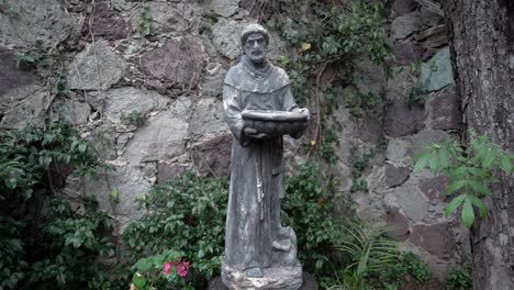 Estatua-De-Un-Hombre-Que-Sostiene-Una-Cesta-En-El-Parque