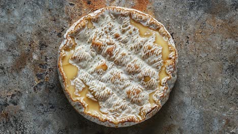 queso camembert horneado en superficie rústica