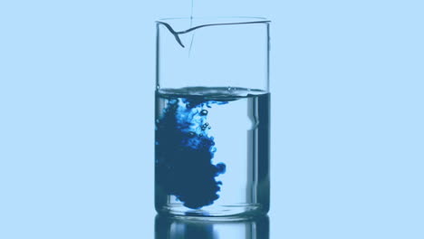 animación de moléculas sobre reactivo azul que se vierte en un recipiente de vidrio